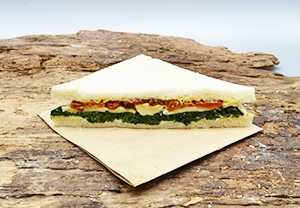Tramezzino spinaci, caprino e pomodori confit - Roscioli
