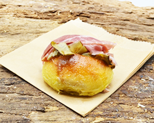 Maritozzo culatello e carciofi alla brace - Roscioli