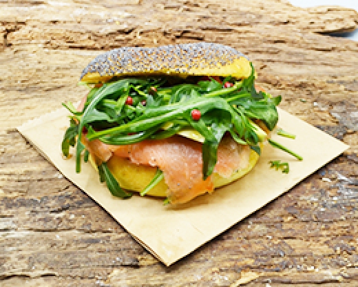 Bagel salmone, avocado, rucola e pepe rosa - Roscioli